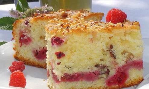 Фото рецепт Пирог с малиной и орехами