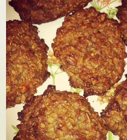 Фото рецепт Вегетарианское банановое печенье с гранолой и кокосовой стружкой