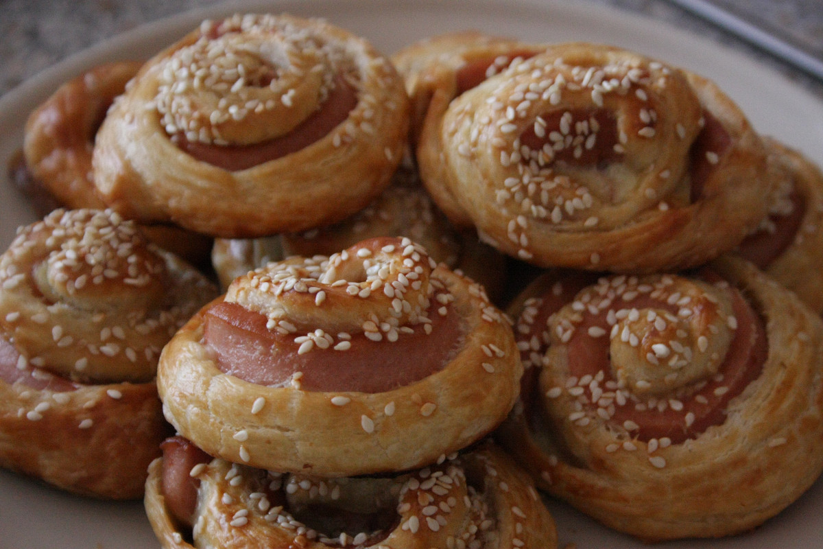 Фото рецепт Слоеные рулетики с сосисками