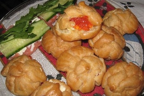 Фото рецепт Профитроли с красной икрой и сливочным маслом