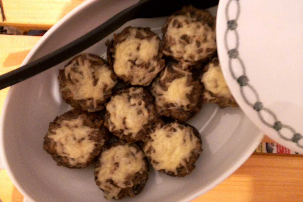 Фото рецепт Запеченные шампиньоны, фаршированные курицей и луком