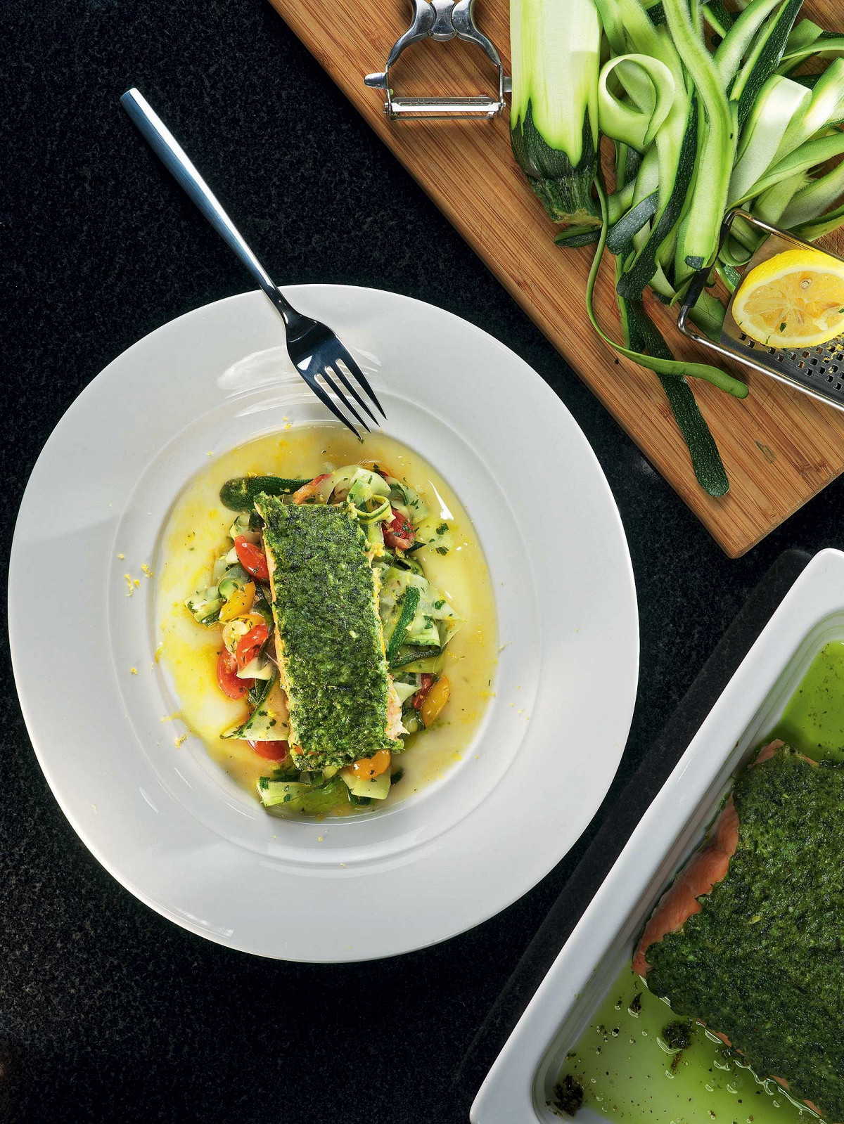 Фото рецепт Лосось под корочкой из песто, с лапшой из цукини