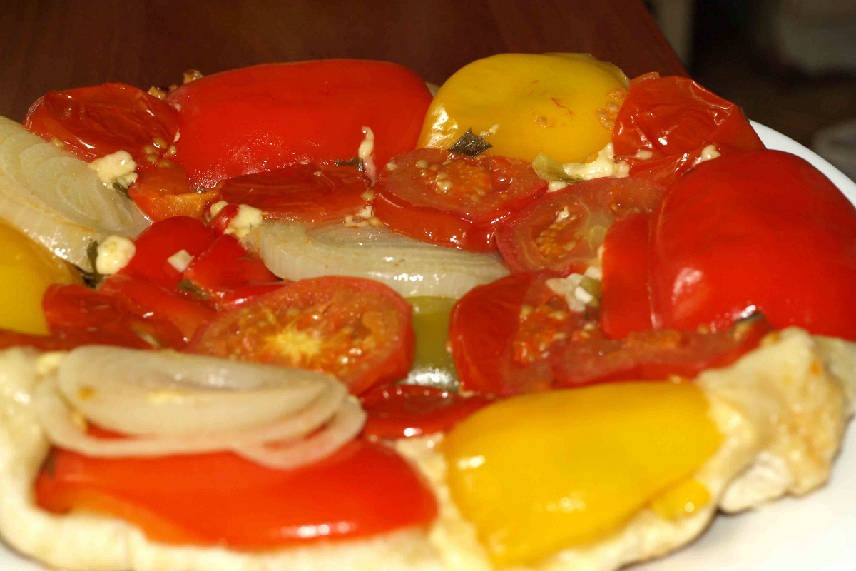 Фото рецепт Овощной тарт с помидорами, болгарским перцем, луком