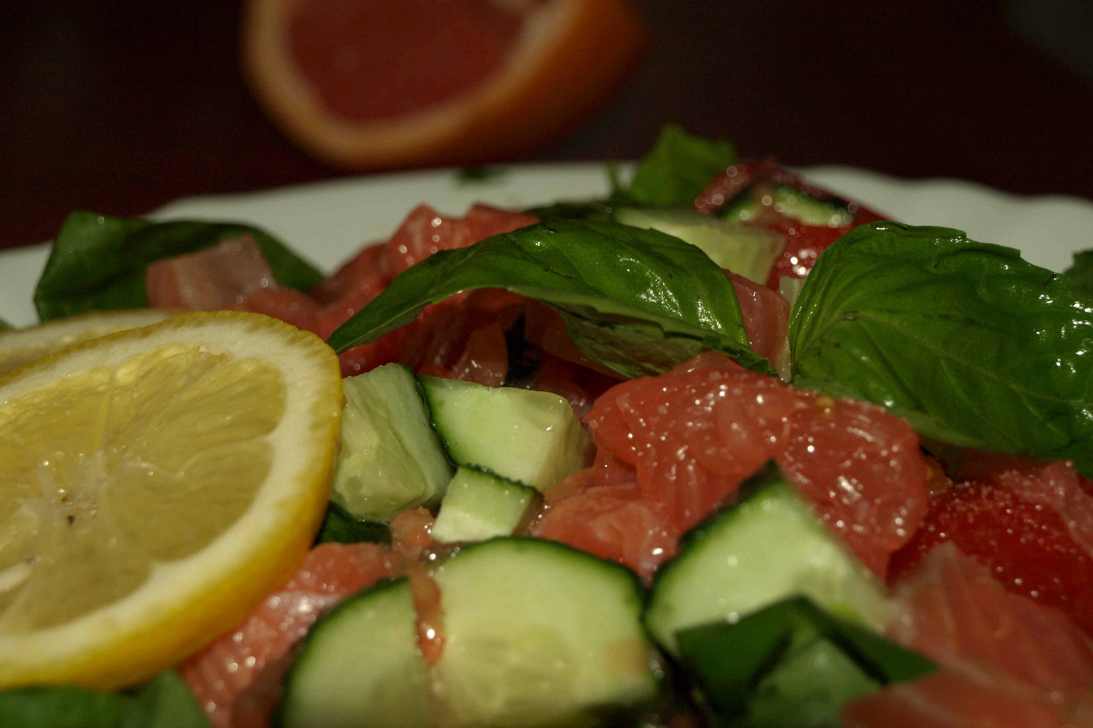 Фото рецепт Салат из шпината с семгой, грейпфрутом, огурцами