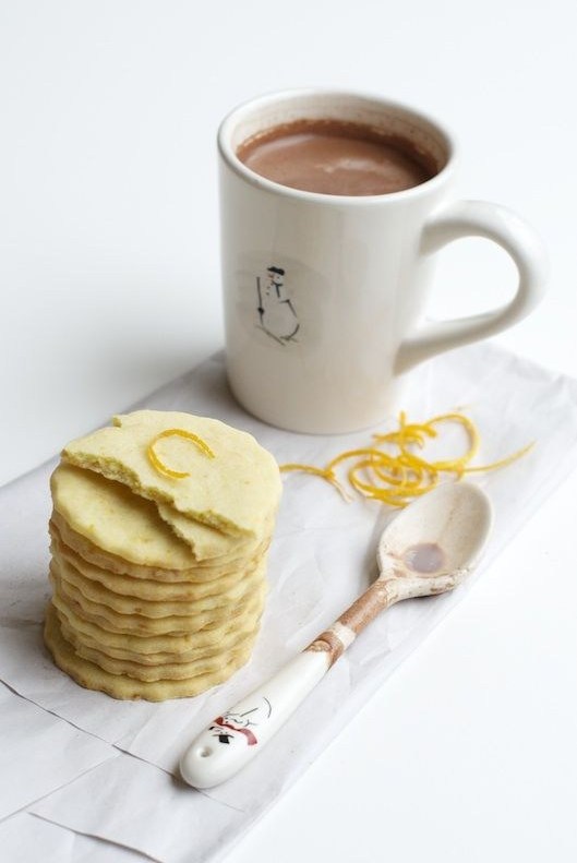 Фото рецепт Быстрое песочное печенье в молочном шоколаде