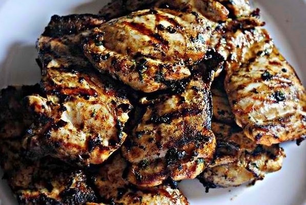 Фото рецепт Куриные бедра в пиве с чесноком и тмином