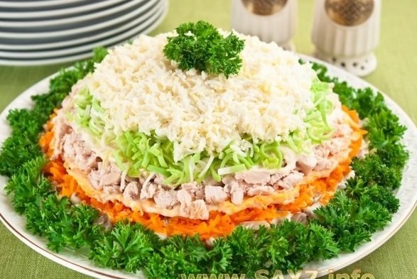 Фото рецепт Слоеный куриный салат с шампиньонами и луком-пореем