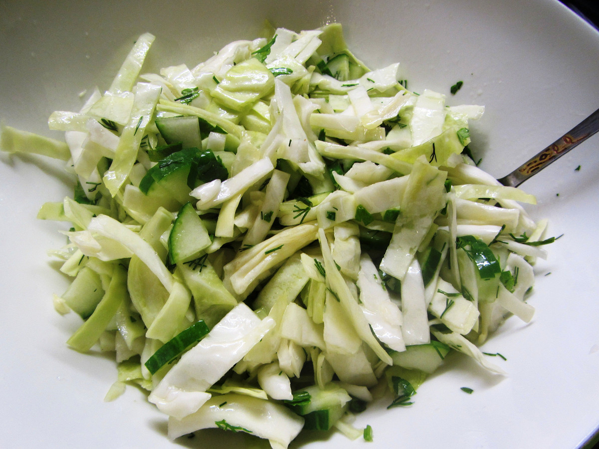 Фото рецепт Холодный салат из капусты и кинзы с чесночной заправкой