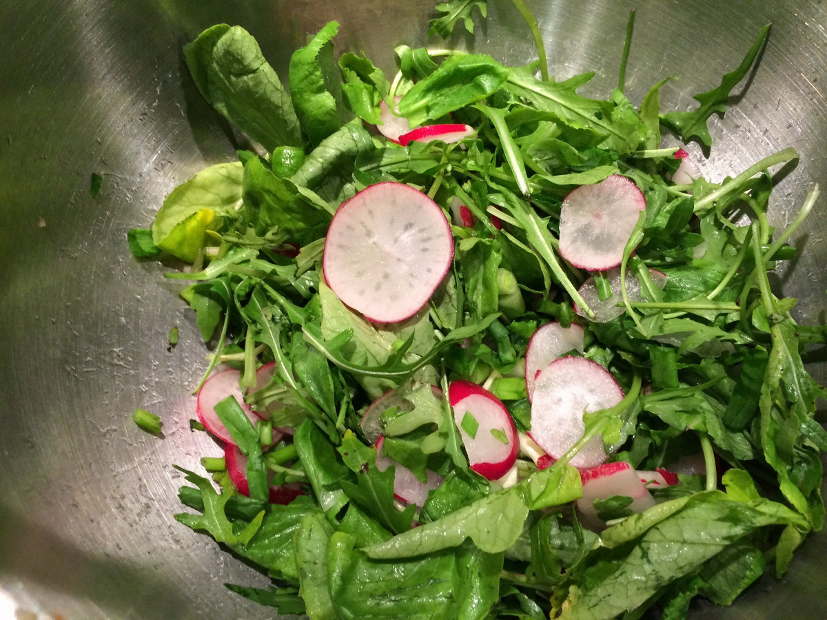 Фото рецепт Весенний салат из редиса с горчичной заправкой