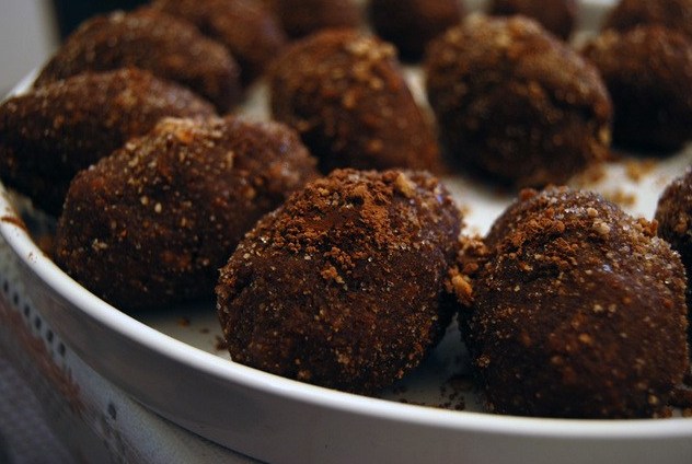 Фото рецепт Пирожное «Картошка» с шоколадом, грецкими орехами и корицей