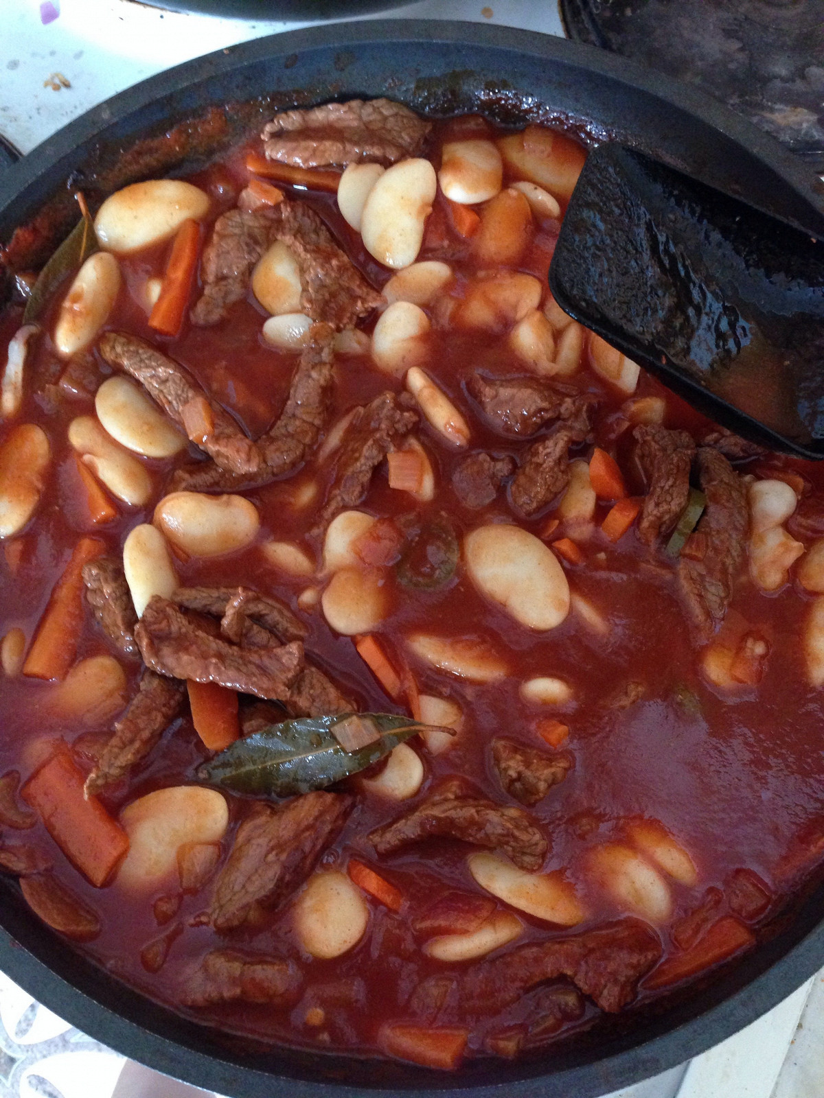 Фото рецепт Говядина в томатном соусе с фасолью лима