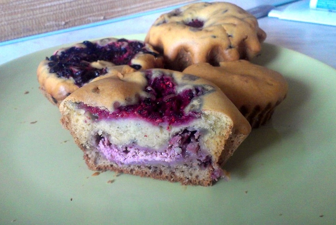 Фото рецепт Летние кексы с малиной и черной смородиной