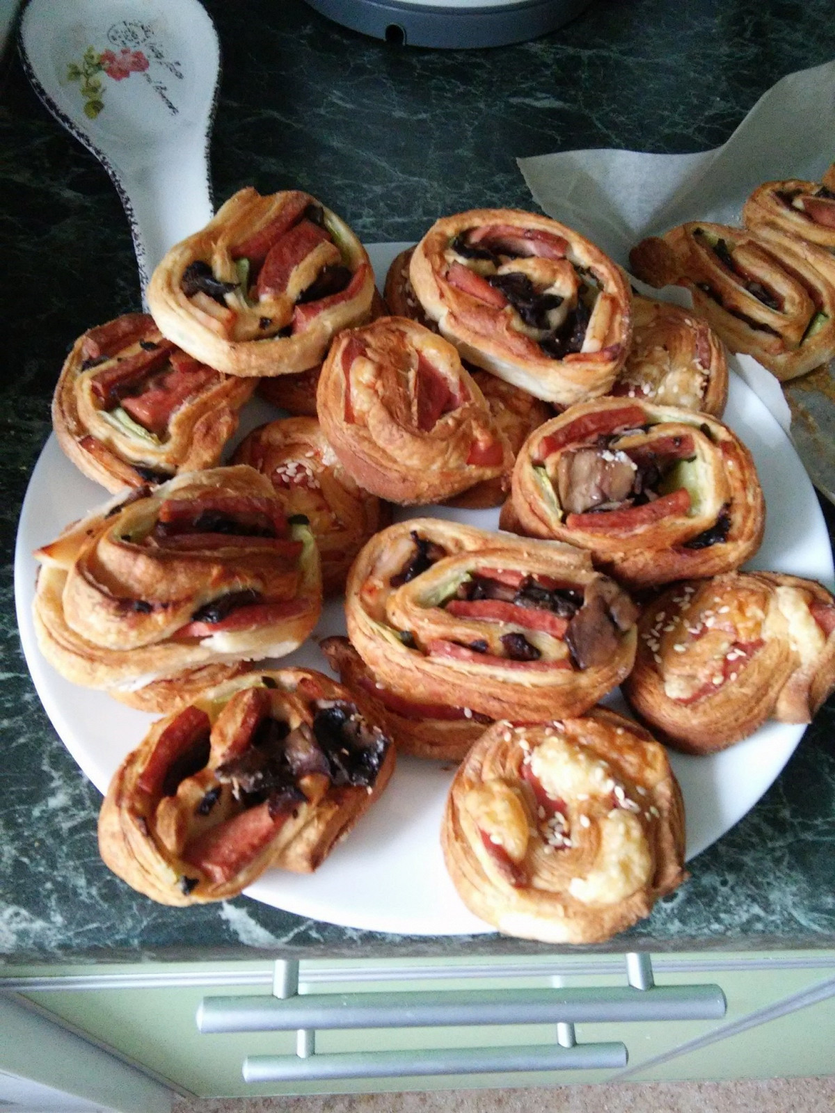 Фото рецепт Слоеные булочки с ветчиной и зеленью