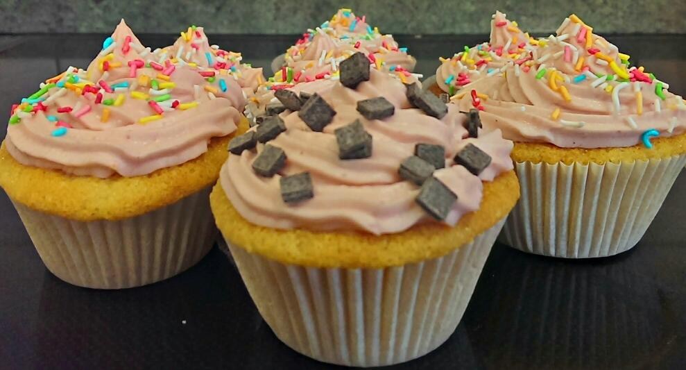 Фото рецепт Капкейки с клубничной начинкой