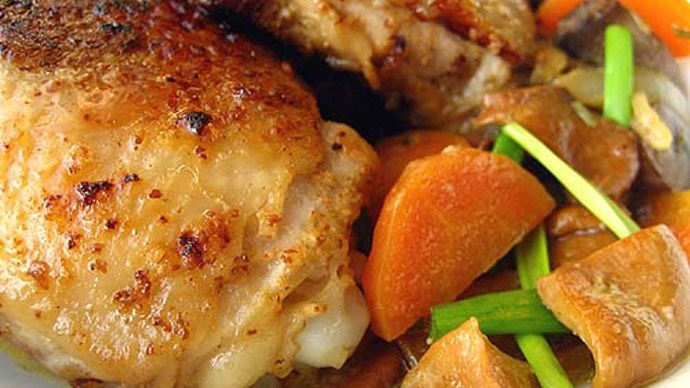 Фото рецепт Запеченные куриные бедрышки в кефирном соусе с морковью