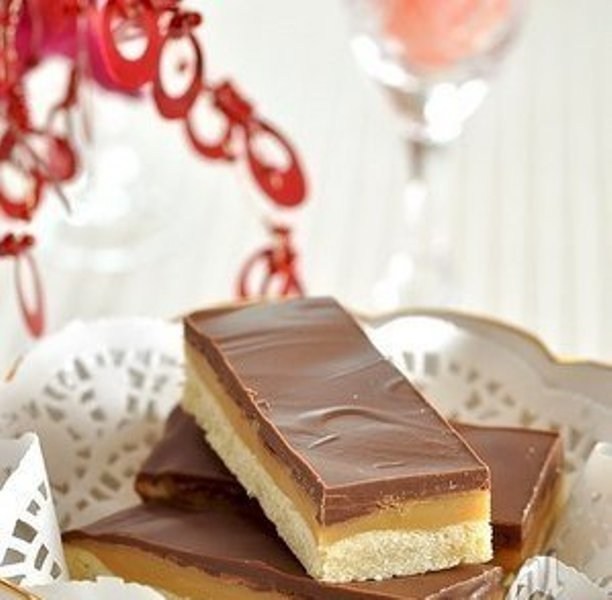 Фото рецепт Песочное печенье с вареной сгущенкой под шоколадной глазурью