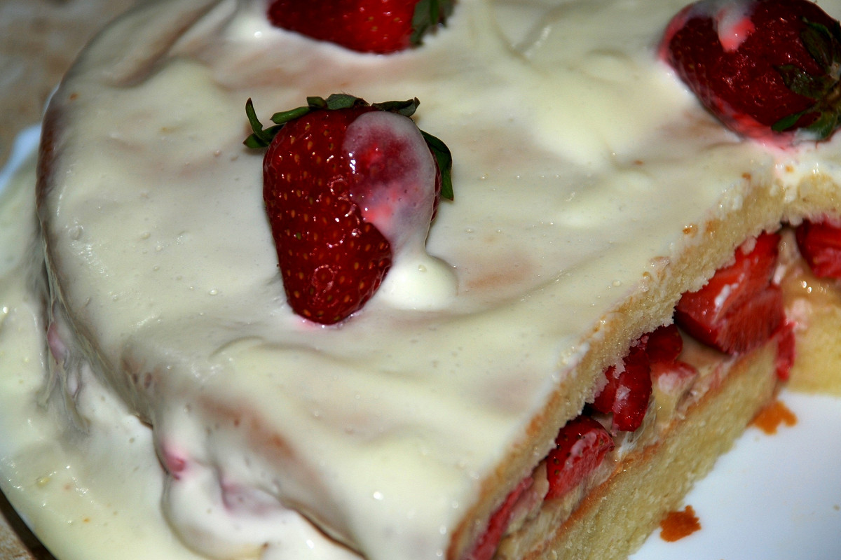 Фото рецепт Бисквитный торт с бананами и клубникой