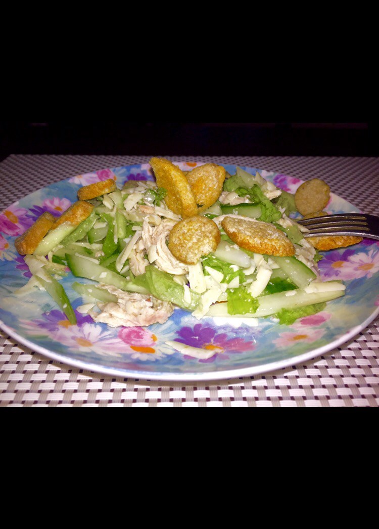 Фото рецепт Хрустящий салат с курицей, красным луком и сухариками