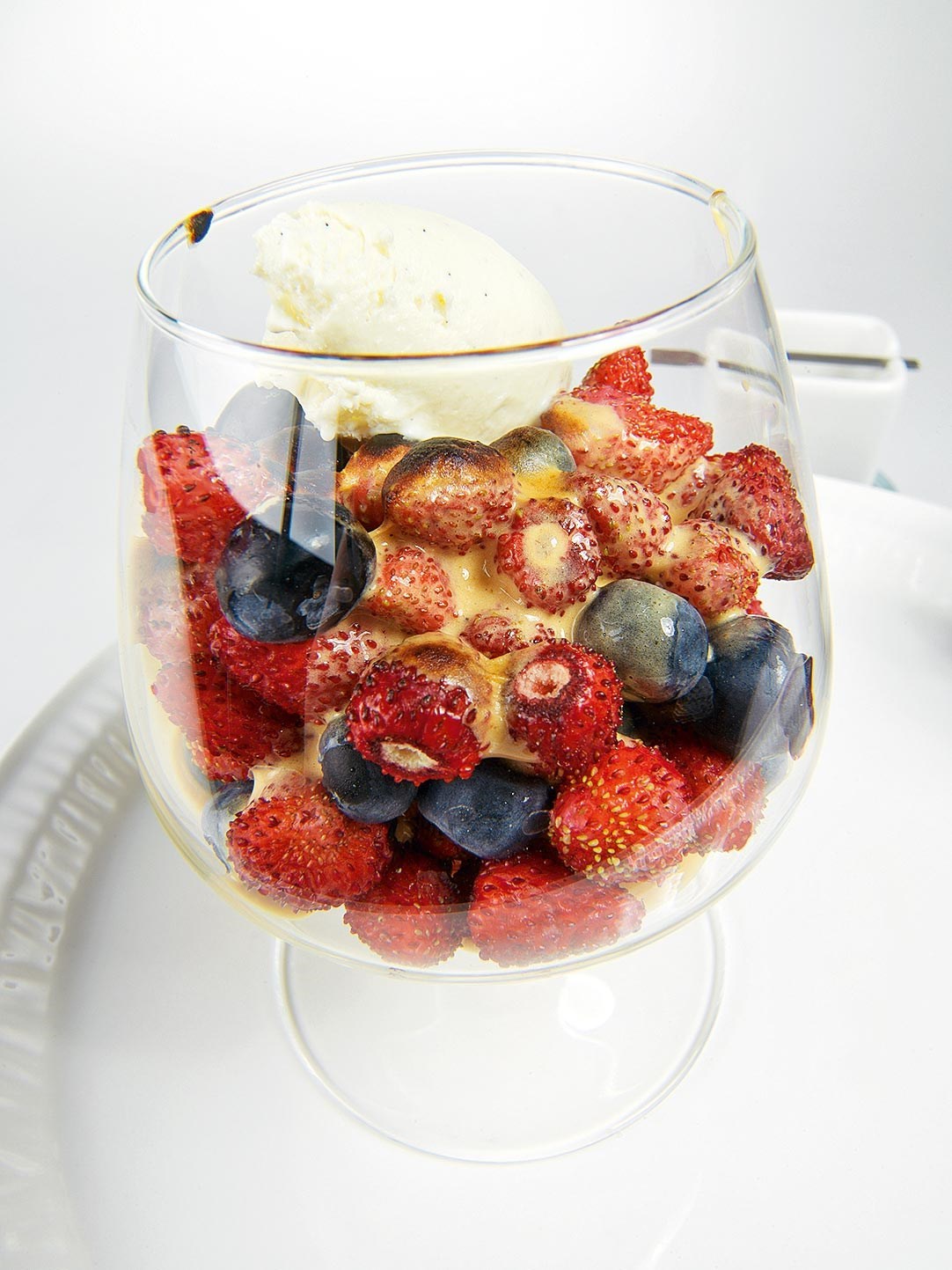 Фото рецепт Ореховый сабайон с ягодами и мороженым