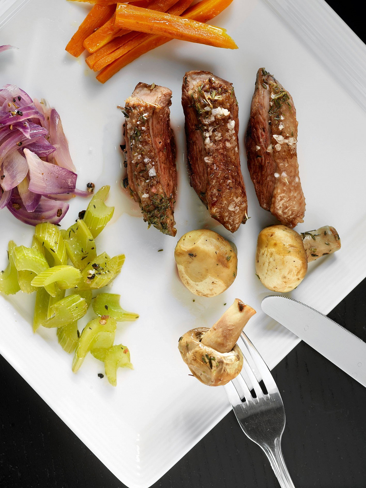 Фото рецепт Утиная грудка с&nbsp;томлеными овощами и&nbsp;шампиньонами