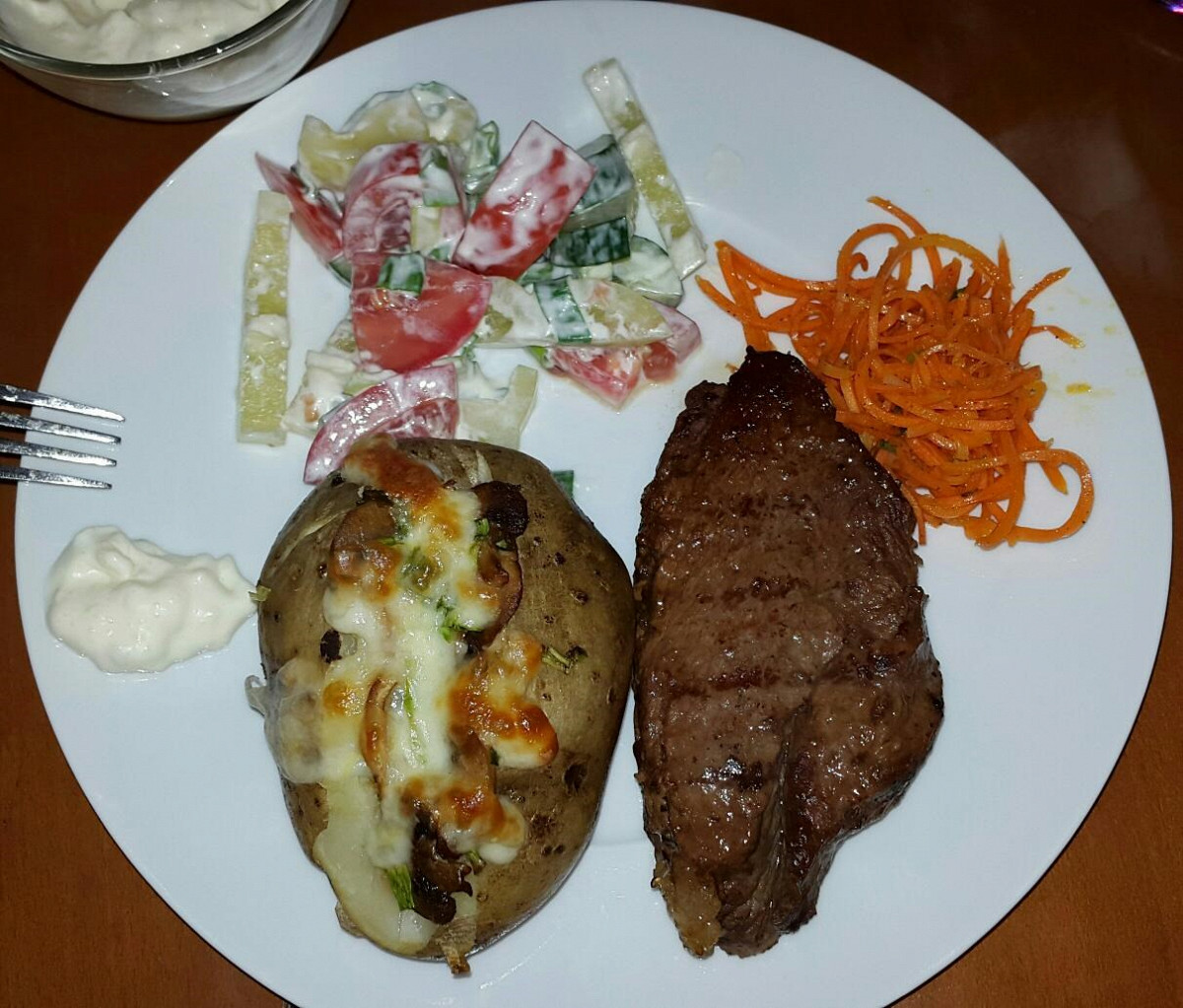 Фото рецепт Говядина жареная (антрекот) с картофелем