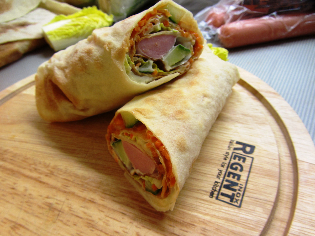 Фото рецепт Трубочки из лаваша с сосиской и огурцом