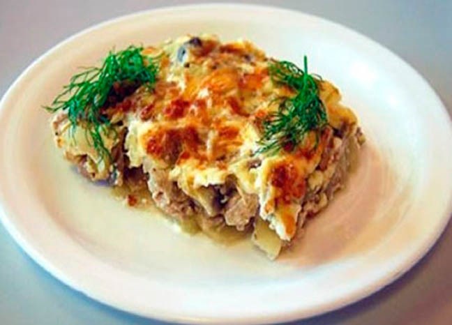 Фото рецепт Мясо по-французски с картофелем, помидорами и сыром