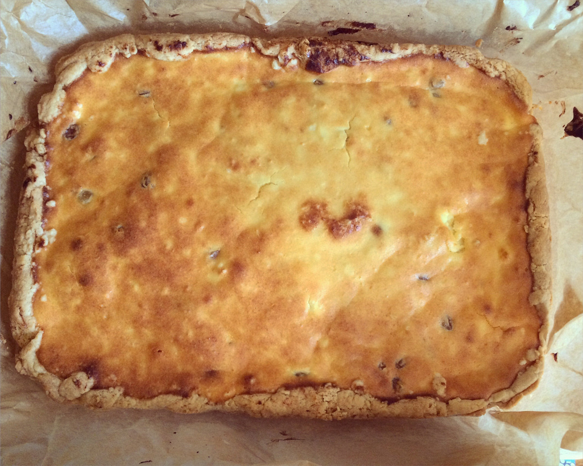 Фото рецепт Рассыпчатый пирог с творогом