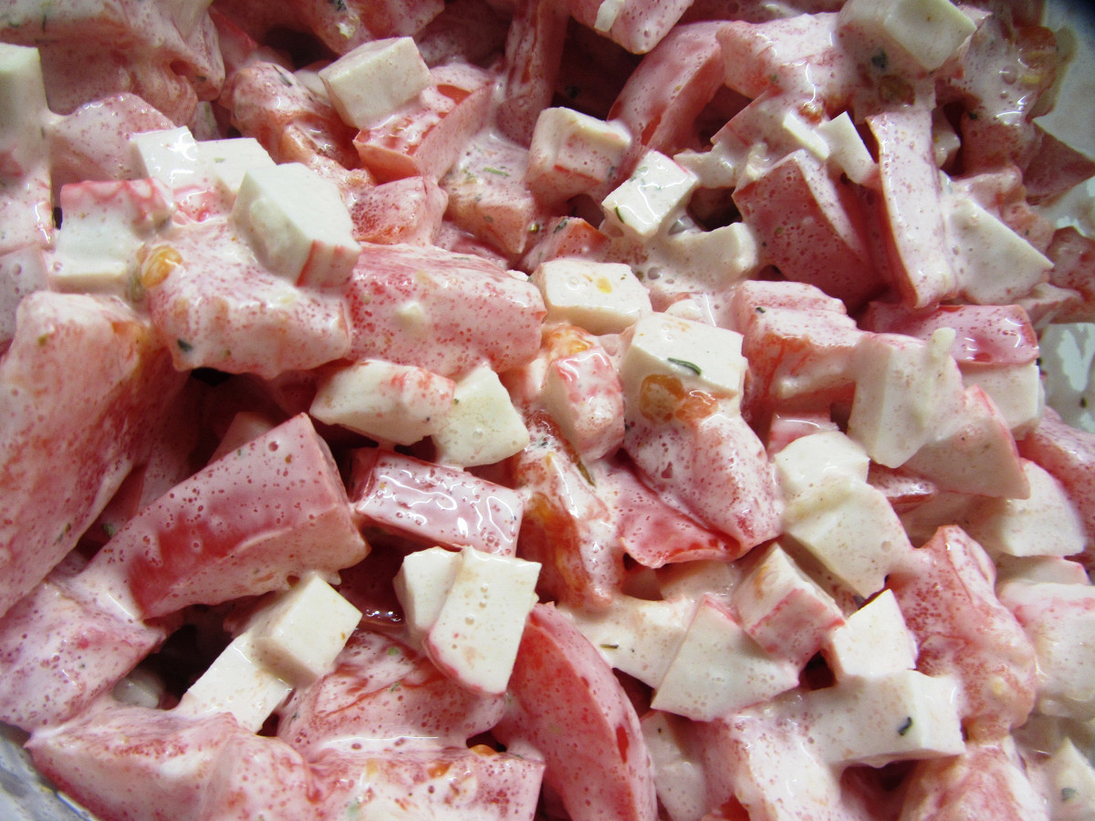 Фото рецепт Салат из крабовых палочек с помидорами и чесноком