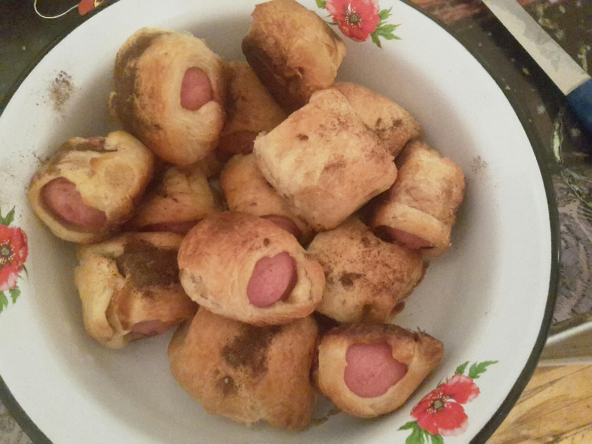 Фото рецепт Маленькие сосиски в полосках слоеного теста