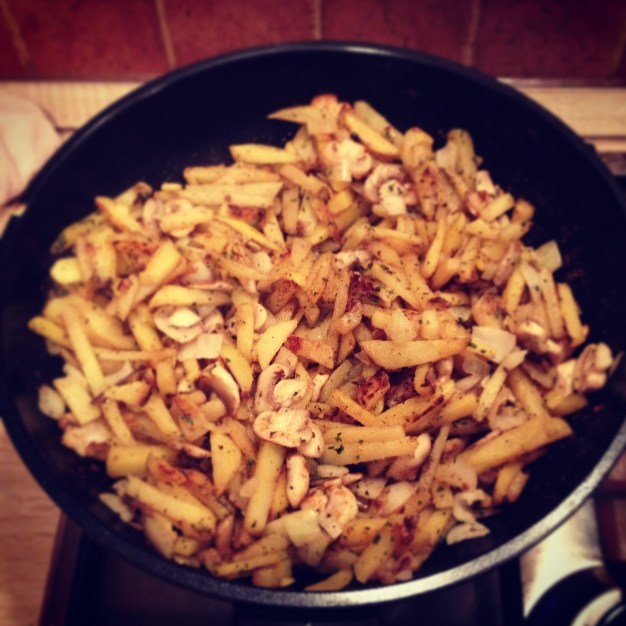 Фото рецепт Жареная картошка с грибами и луком
