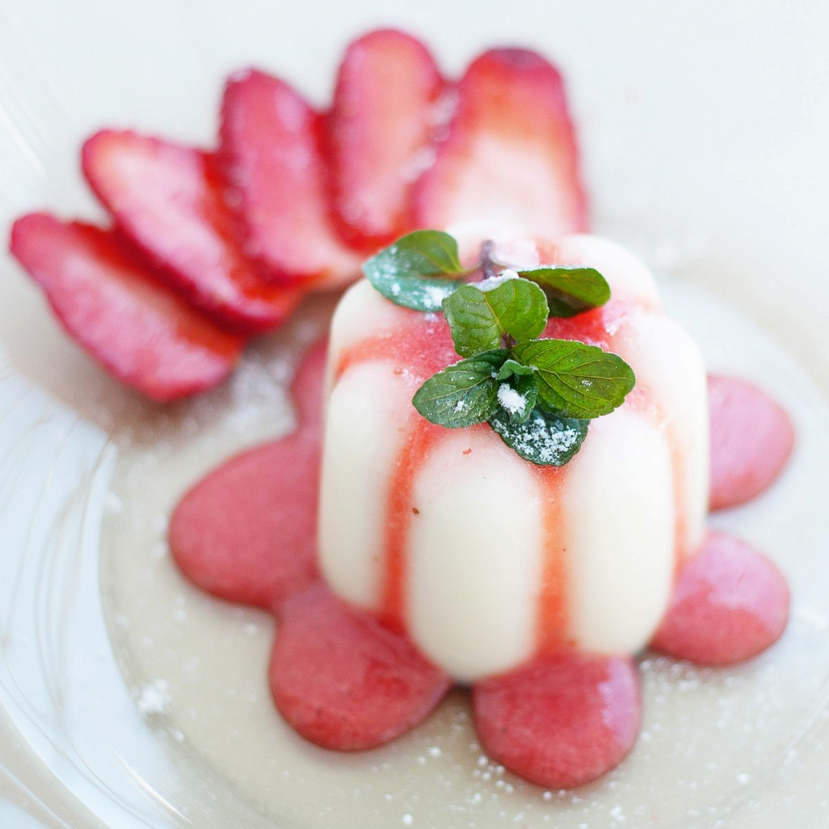 Фото рецепт Панна-котта с клубничным соусом