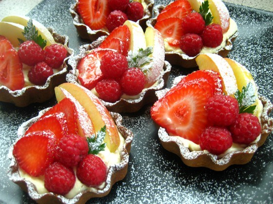 Фото рецепт Фруктовые пирожные с сыром маскарпоне и белым шоколадом