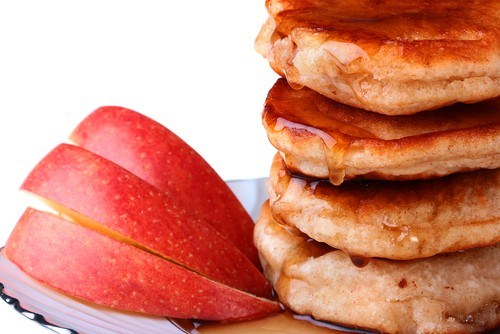 Фото рецепт Оладьи манные с яблоками и изюмом