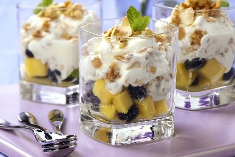 Фото рецепт Летний фруктовый салат с йогуртом