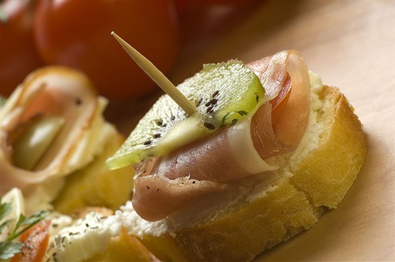 Фото рецепт Хлебцы с киви и ветчиной