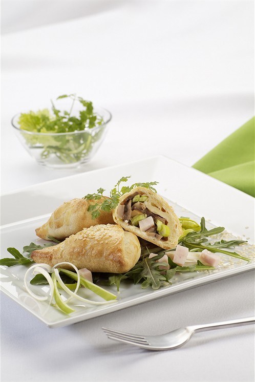 Фото рецепт Рулеты куриные, фаршированные грибами