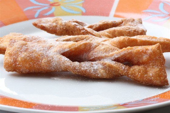 Фото рецепт Хворост с коньяком на сметане