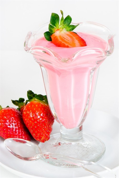 Фото рецепт Клубничный молочный коктейль с йогуртом