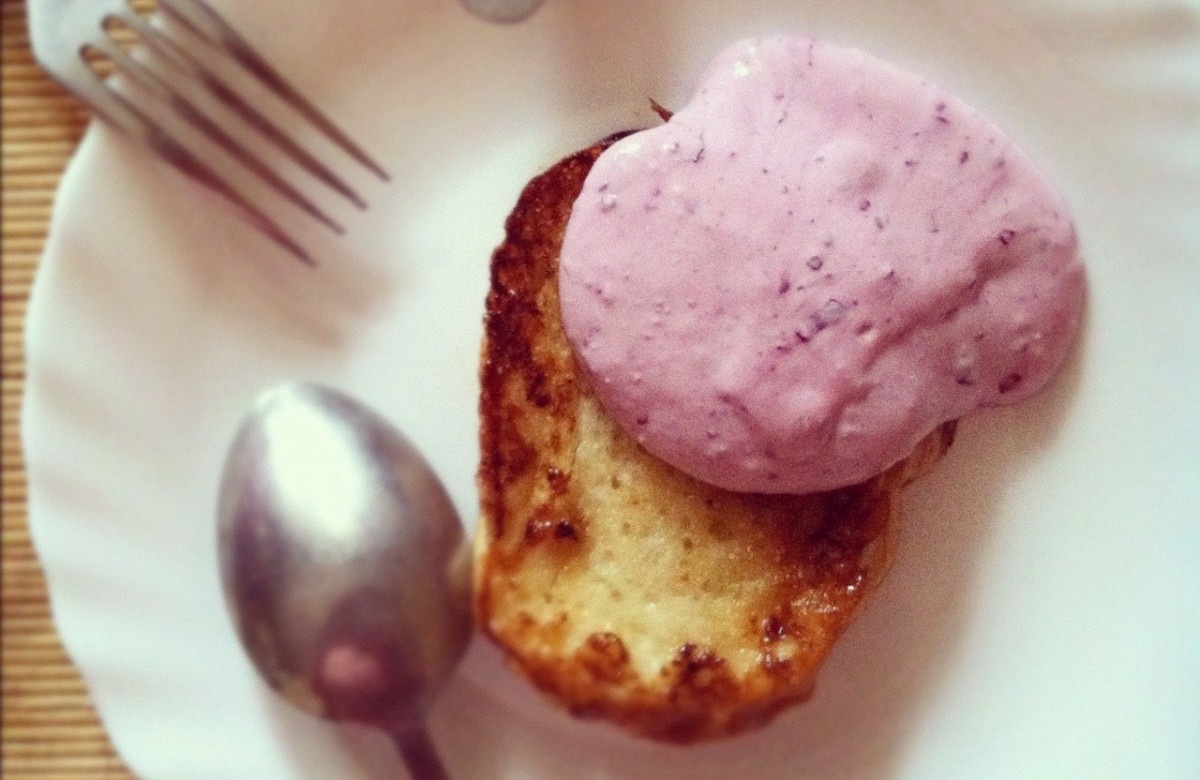 Фото рецепт Гренки с творожно-ягодным соусом