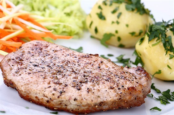 Фото рецепт Свиные эскалопы с молодым картофелем и сливочным соусом