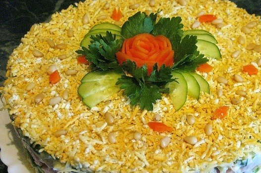 Фото рецепт Салат с курицей, яблоком, черносливом и грецкими орехами