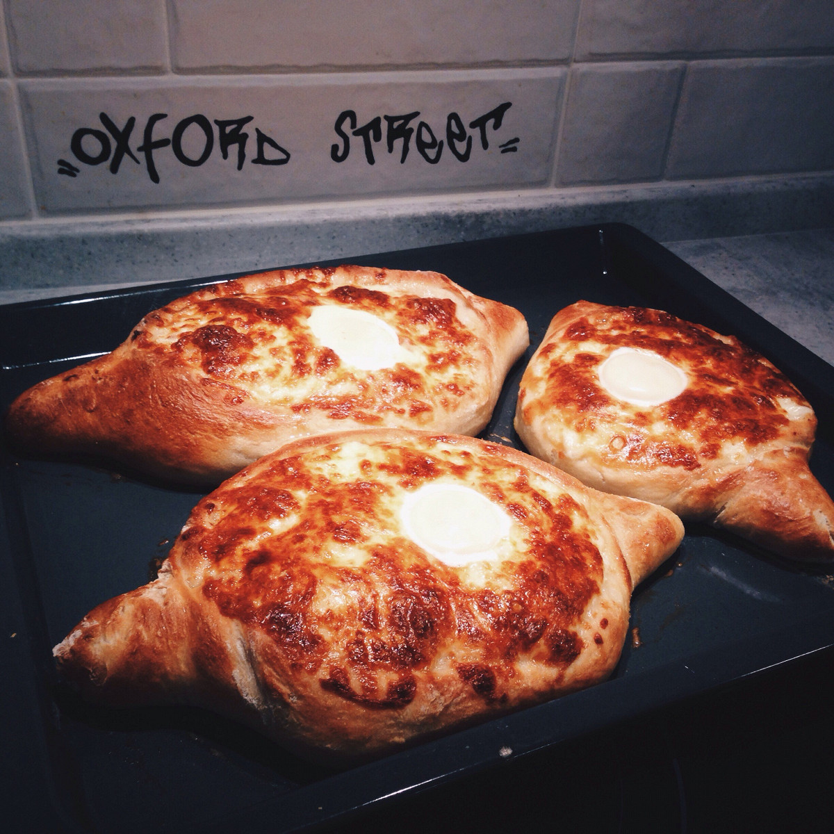 Фото рецепт Хачапури по-аджарски с сыром сулугуни и яйцом