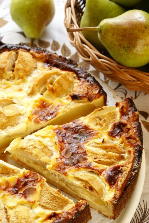 Фото рецепт Пирог с грушами и фундуком