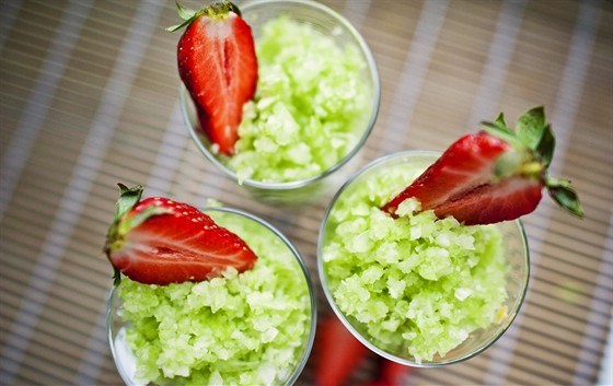 Фото рецепт Салат-десерт из сельдерея, яблок и киви с йогуртом