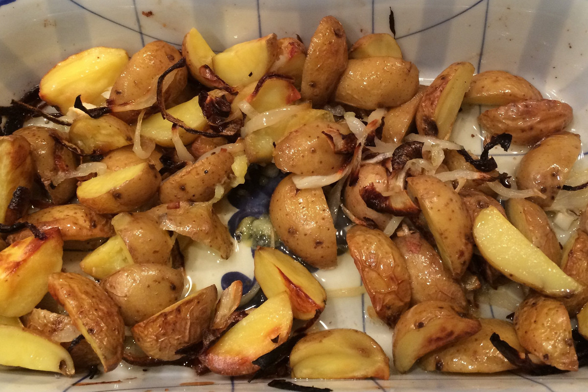 Фото рецепт Печеный молодой картофель с карамелизованным луком и трюфельным маслом