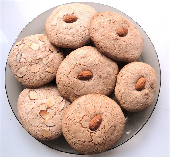 Фото рецепт Тягучее миндальное печенье с абрикосовыми косточками