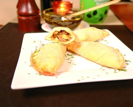 Фото рецепт Эмпанадас с яйцами, ветчиной, оливками и чеддером