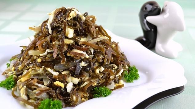 Фото рецепт Салат из морской капусты с яйцом и овощами