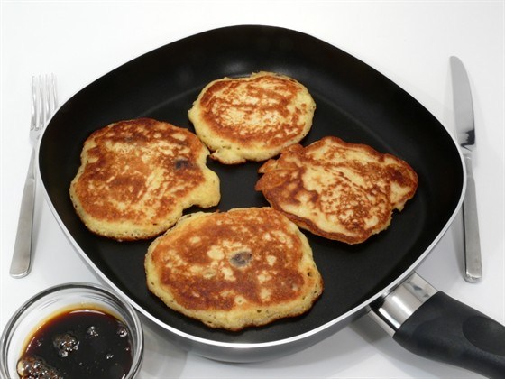 Фото рецепт Оладьи манные на меду с вареньем